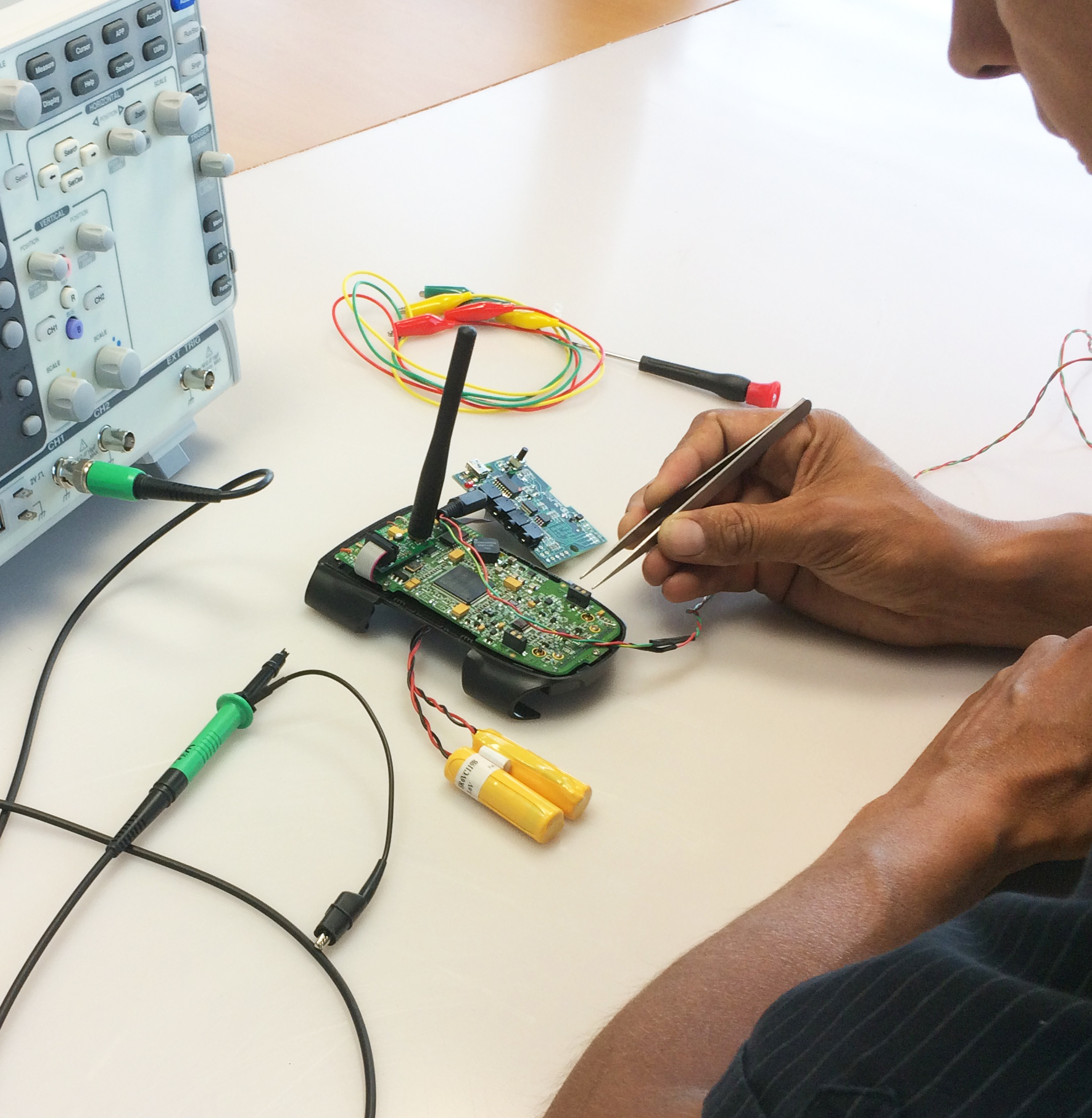 Technicien Occion intervenant sur une carte électronique